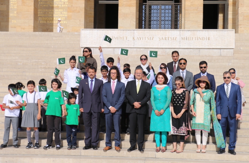 Ambassador Syrus Qazi visits Mausoleum of Ataturk, lays floral wreath