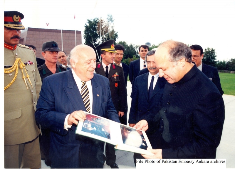 Prime Minister of Pakistan extends deep condolences on the death of Suleyman Demirel
