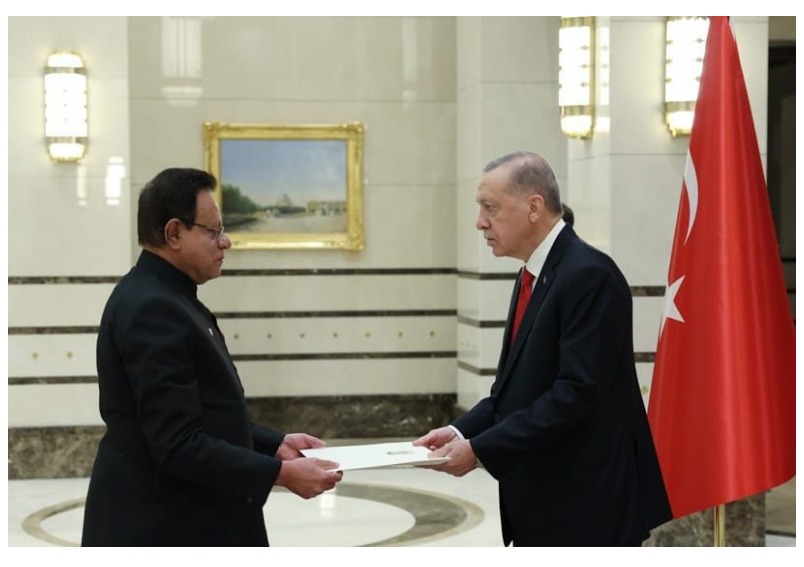 AMBASSADOR OF PAKISTAN TO TÜRKIYE PRESENTS HIS LETTER OF CREDENCE TO THE PRESIDENT OF REPUBLIC OF TÜRKIYE .