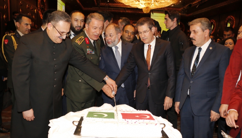 ambassador of pakistan and other dignitaries cutting cake to mark pakistan day